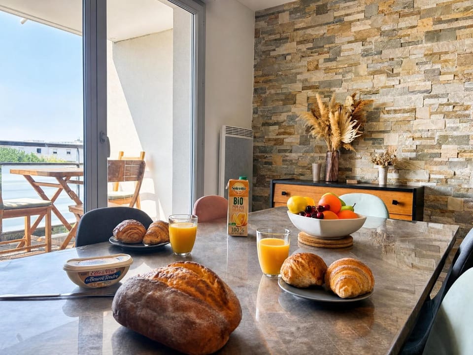 Day, Balcony/Terrace, Living room, Seating area, Dining area, heating, internet, air conditioner