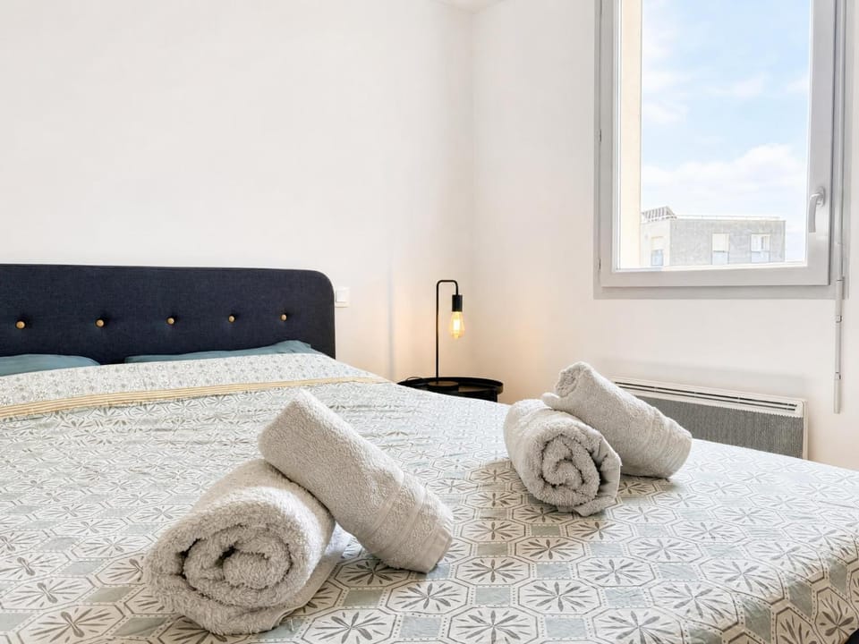 Bed, Night, Bedroom, heating, internet, towels, air conditioner