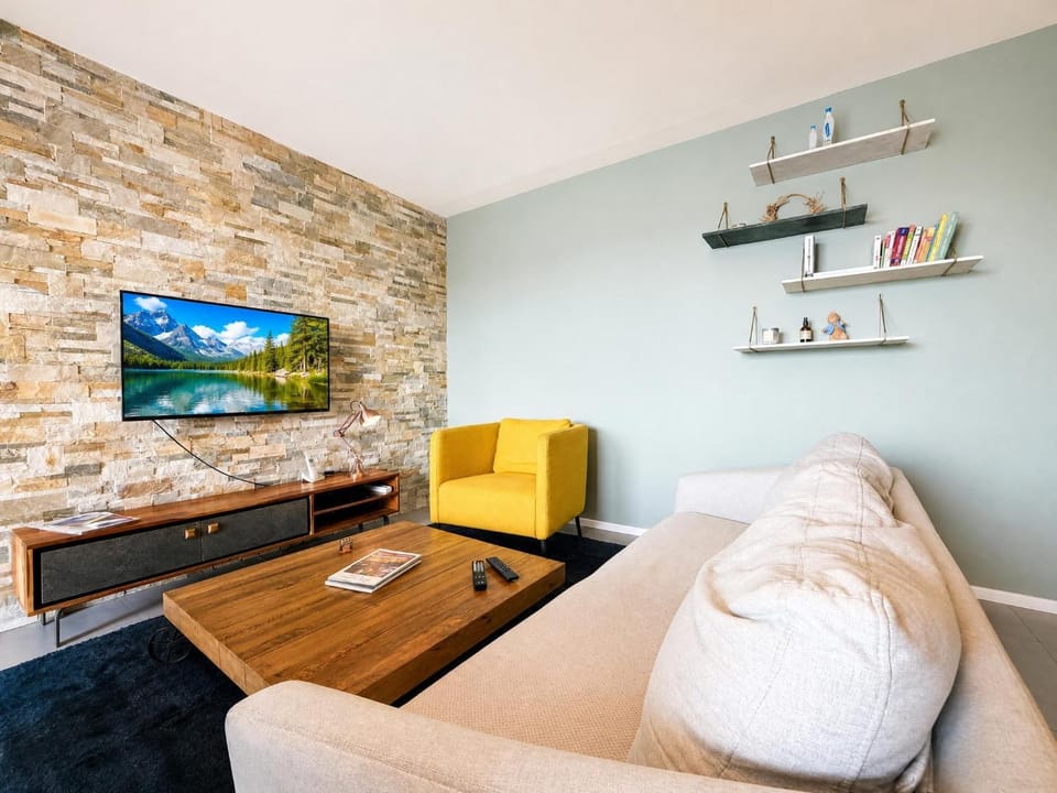 Day, TV and multimedia, Living room, Seating area, heating, internet, air conditioner