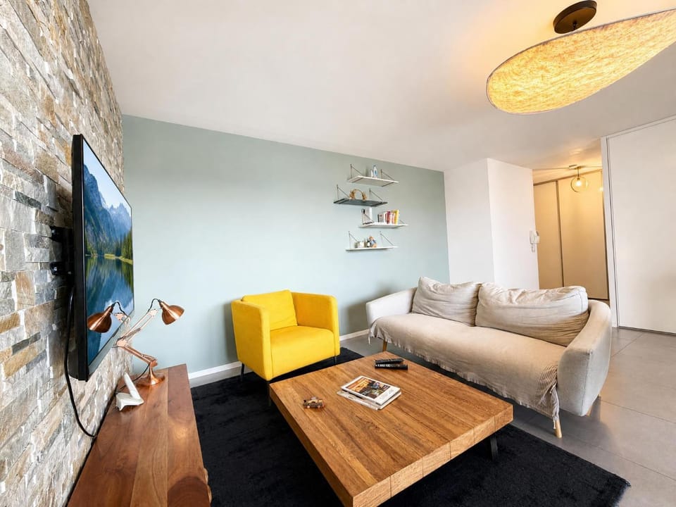 Day, TV and multimedia, Living room, Seating area, heating, internet, air conditioner