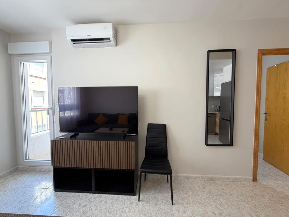 TV and multimedia, Photo of the whole room, air conditioner