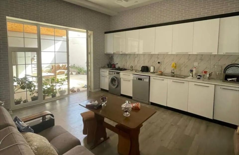 Coffee/tea facilities, Kitchen or kitchenette, Dining area, dishwasher, stove, toaster, washing machine