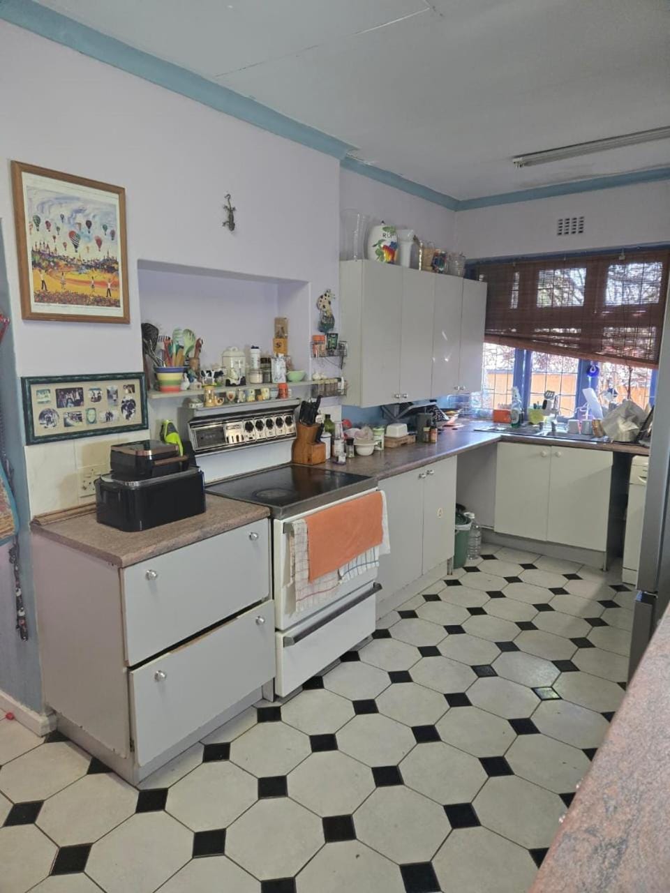 microwave, stove, kitchen