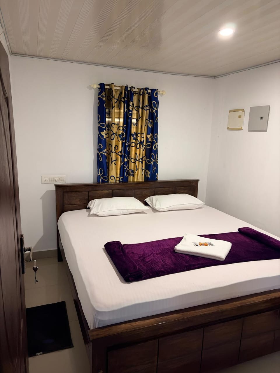 Bedroom, towels