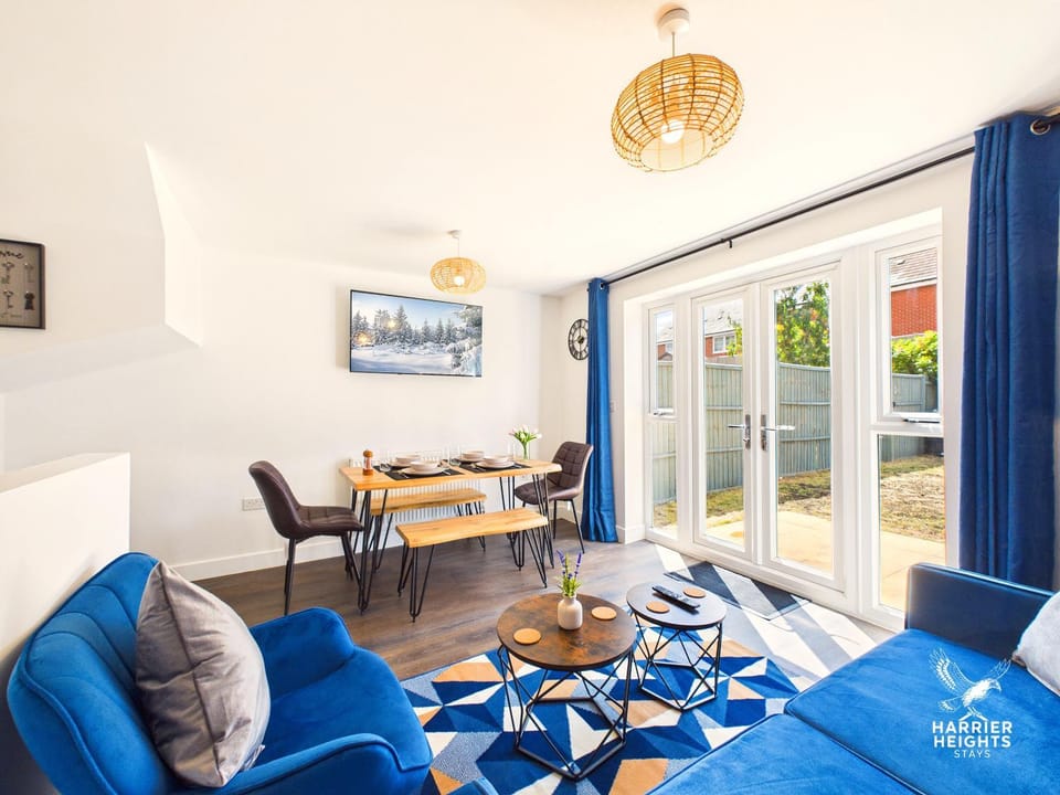 5 BR Contractor Hub Parking Fast Wi-Fi Kettering House in Kettering