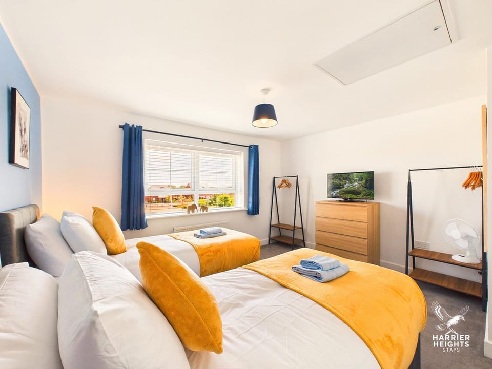 5 BR Contractor Hub Parking Fast Wi-Fi Kettering House in Kettering