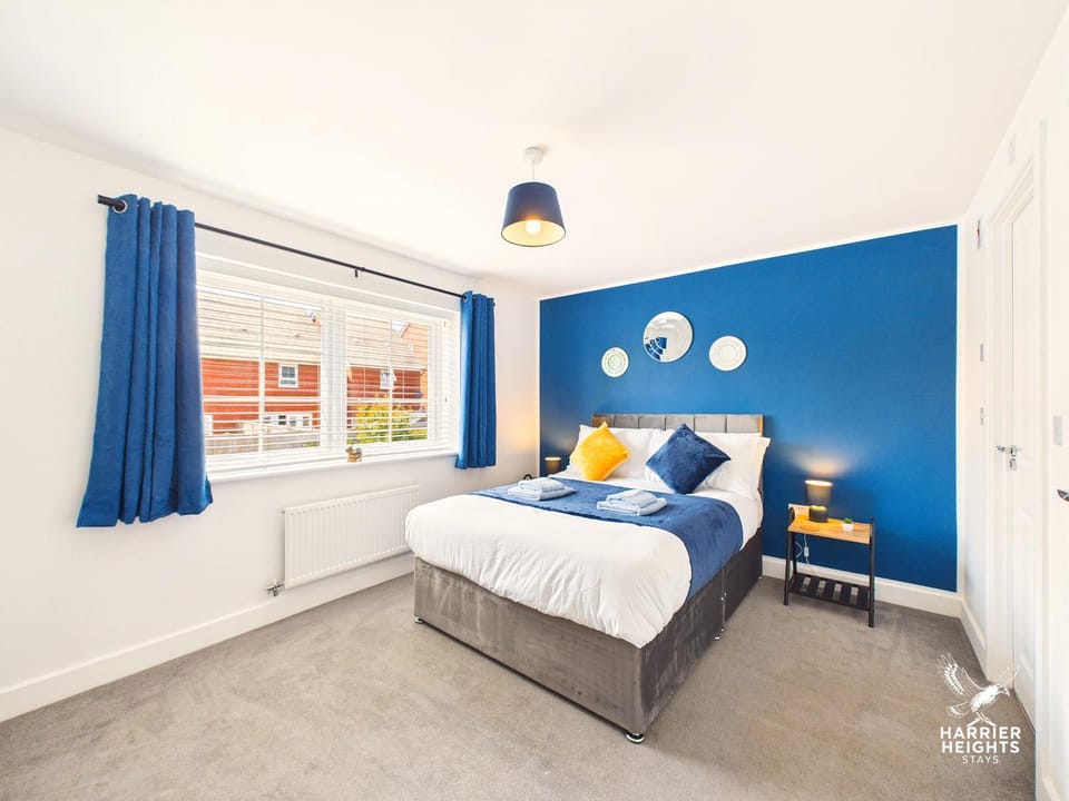 5 BR Contractor Hub Parking Fast Wi-Fi Kettering House in Kettering