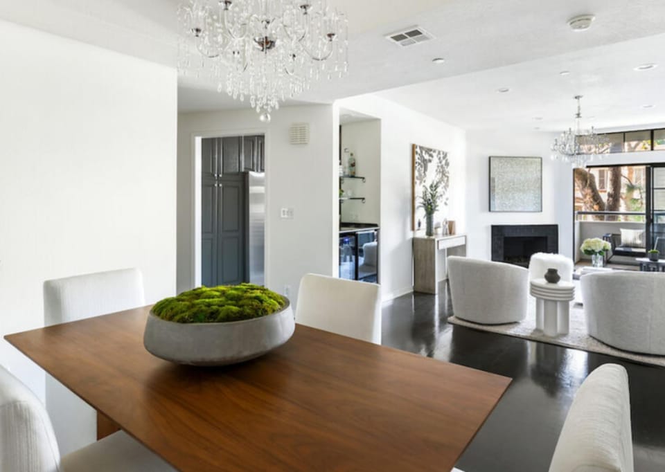 Beverly Hills Residence with Pool and Concierge Apartment in Beverly Hills