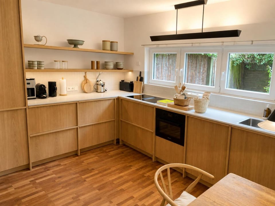 Coffee/tea facilities, Kitchen or kitchenette, dishwasher, stove