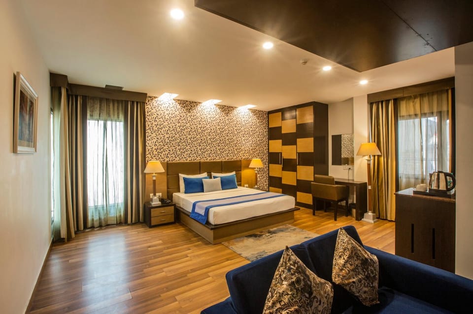Bed, Living room, Photo of the whole room, Seating area, Bedroom