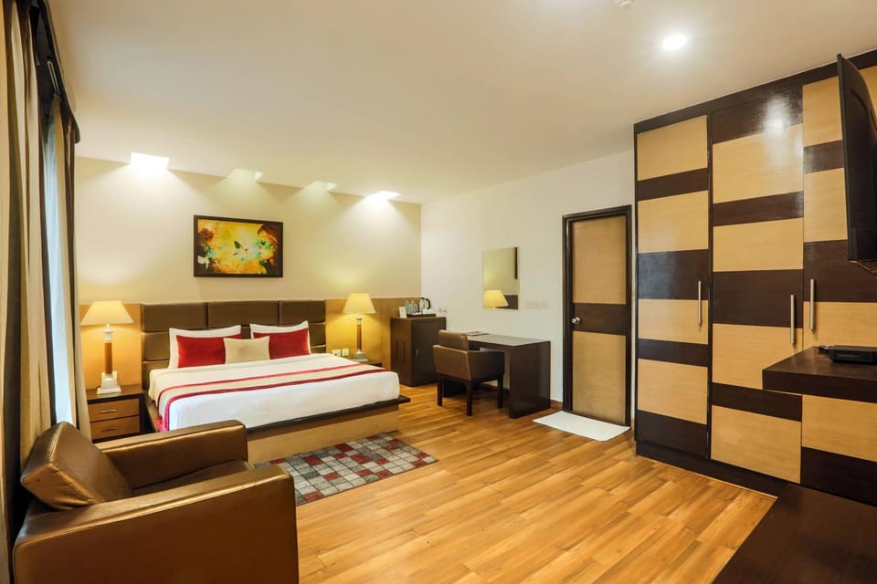 Bed, TV and multimedia, Photo of the whole room, Seating area, Bedroom, wardrobe
