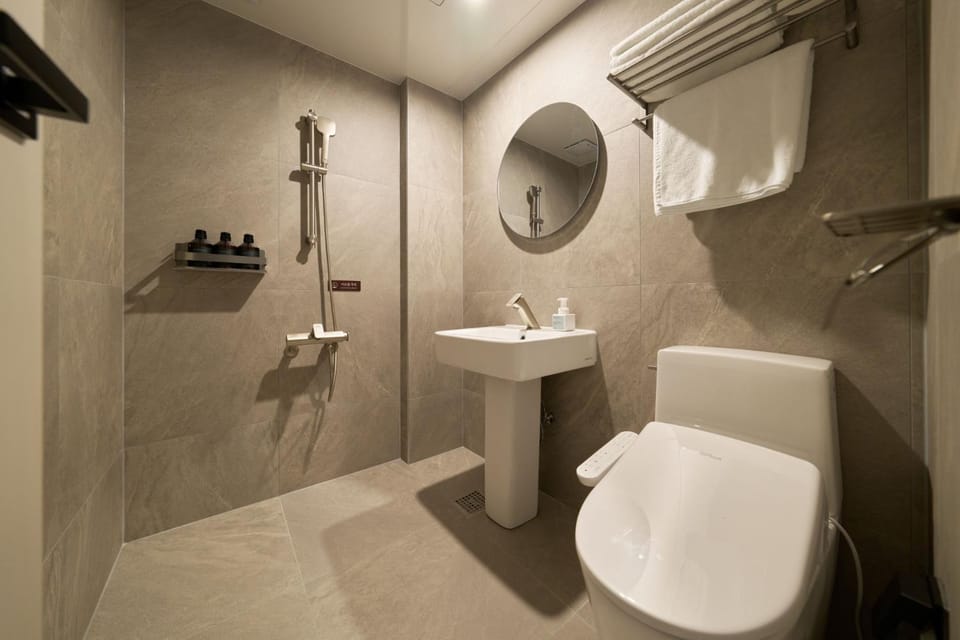 Shower, Toilet, Bathroom, towels