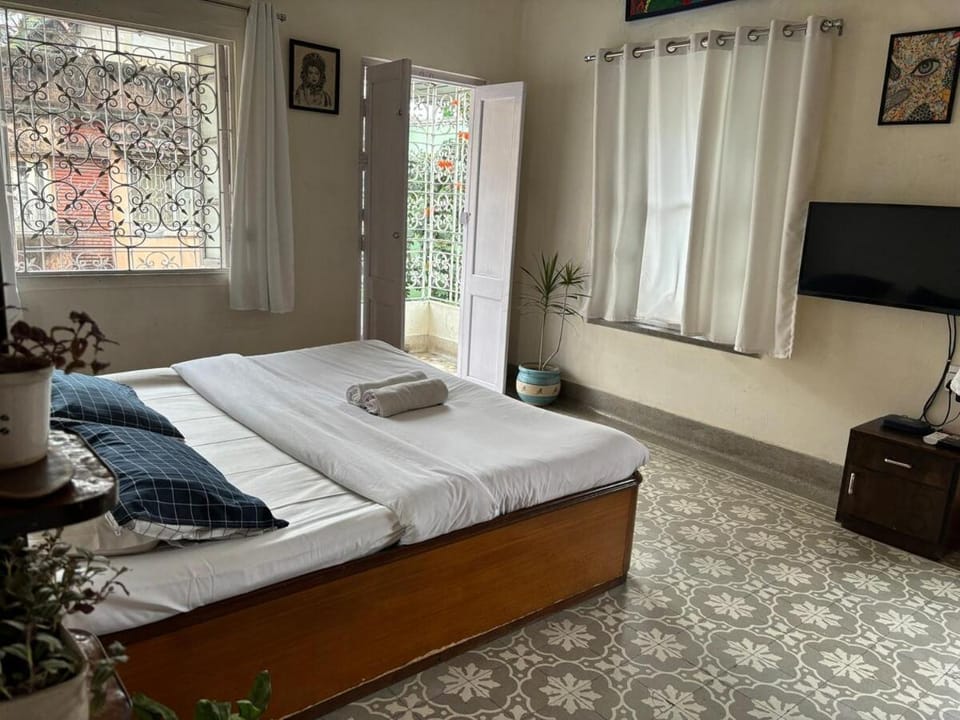 Earthy 5 Bedroom Heritage Rooms in Shared Home Apartment in Kolkata