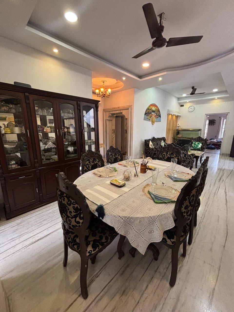 Earthy 5 Bedroom Heritage Rooms in Shared Home Apartment in Kolkata