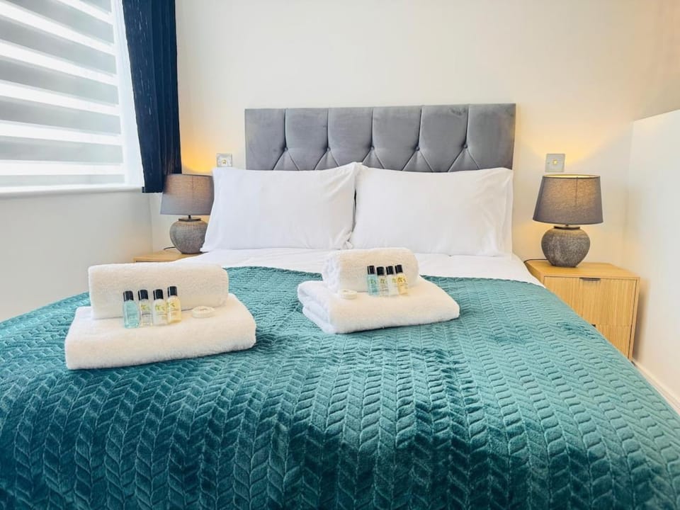 Bed, Bedroom, towels
