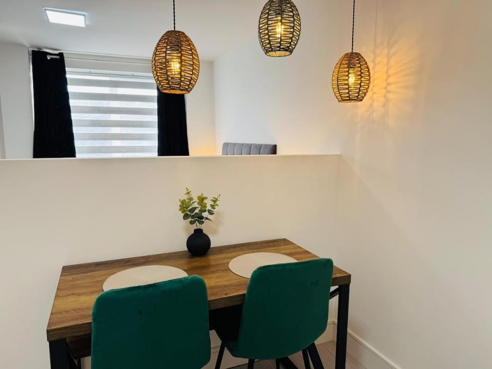 Seating area, Dining area