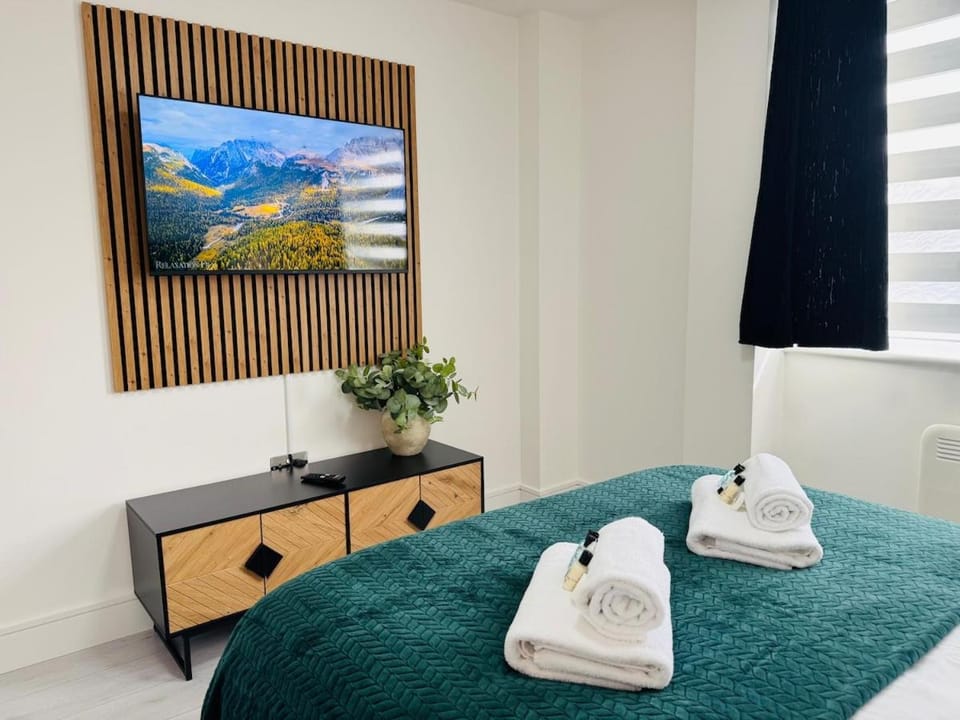 Bed, TV and multimedia, Photo of the whole room, Bedroom, towels