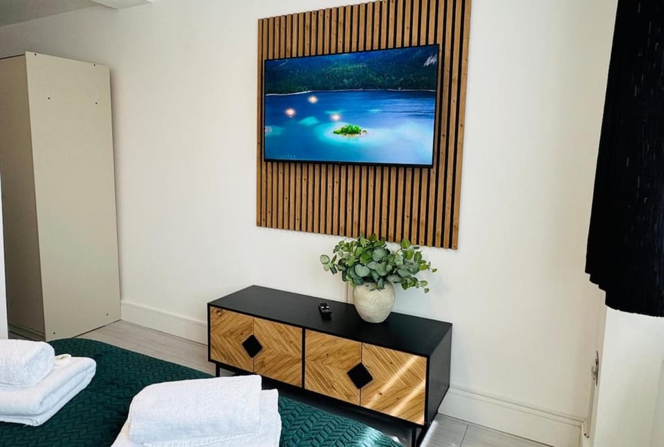 Bed, TV and multimedia, Bedroom, towels