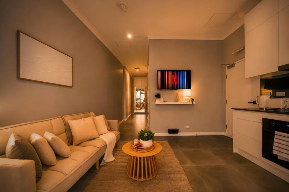 1 Bedroom with Harbour Bridge Views & Balcony Apartment in Sydney