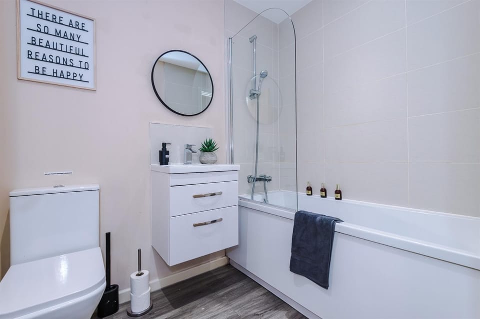 Salford FreePPrking WasherDryer GroundFloor Apartment in Salford