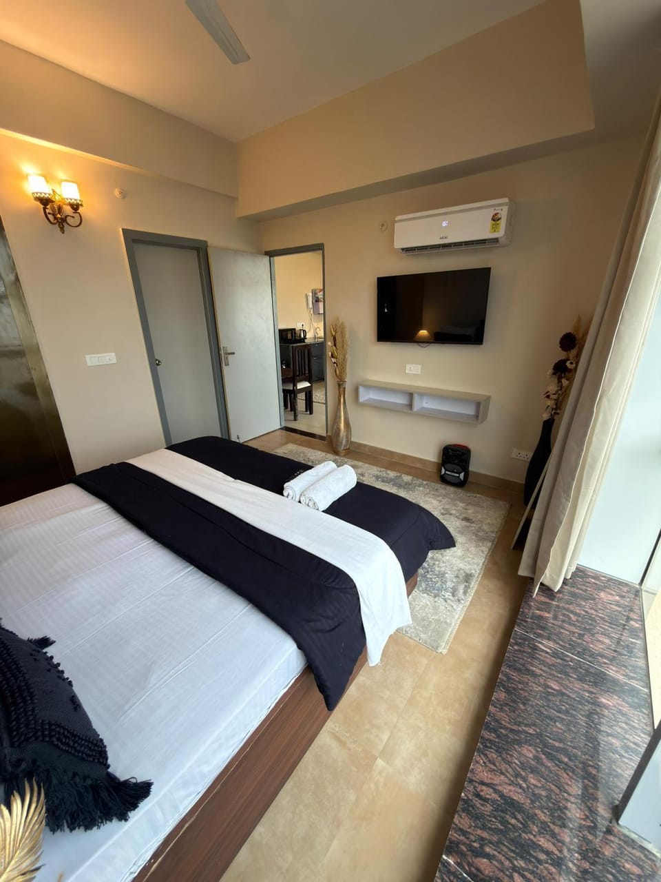 Morden Classic 1BHK Luxury-suite with balcony Apartment in Noida