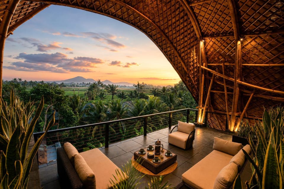 Patio, Natural landscape, View (from property/room), Balcony/Terrace, Living room, Lounge or bar, Seating area, Mountain view, Sunrise