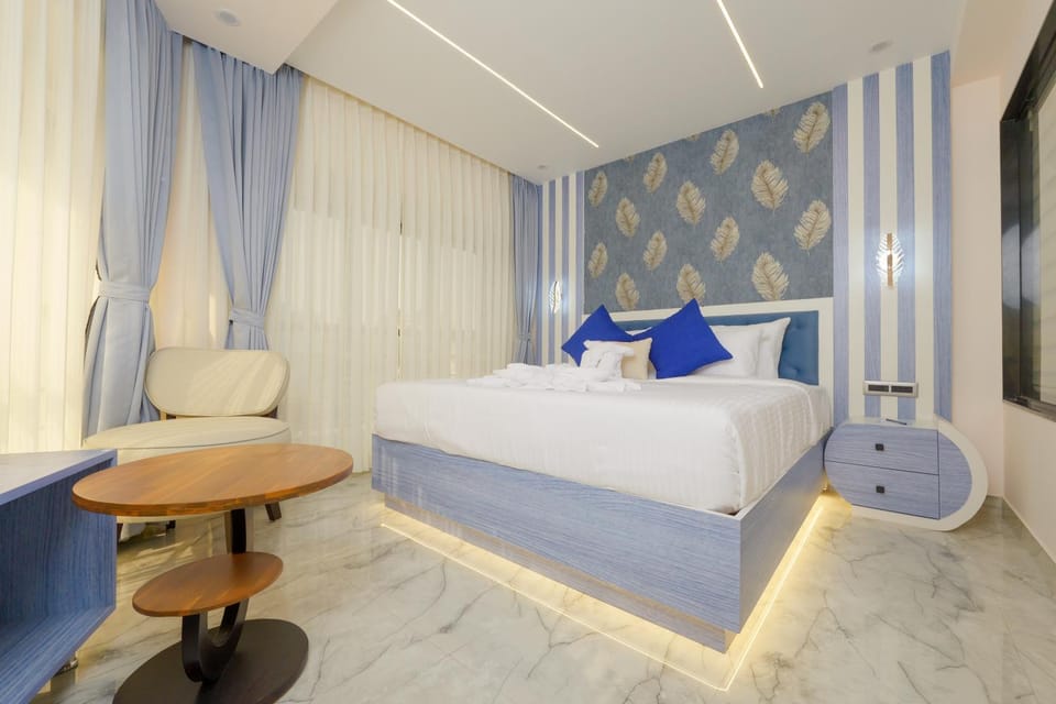 Bed, Seating area, Bedroom