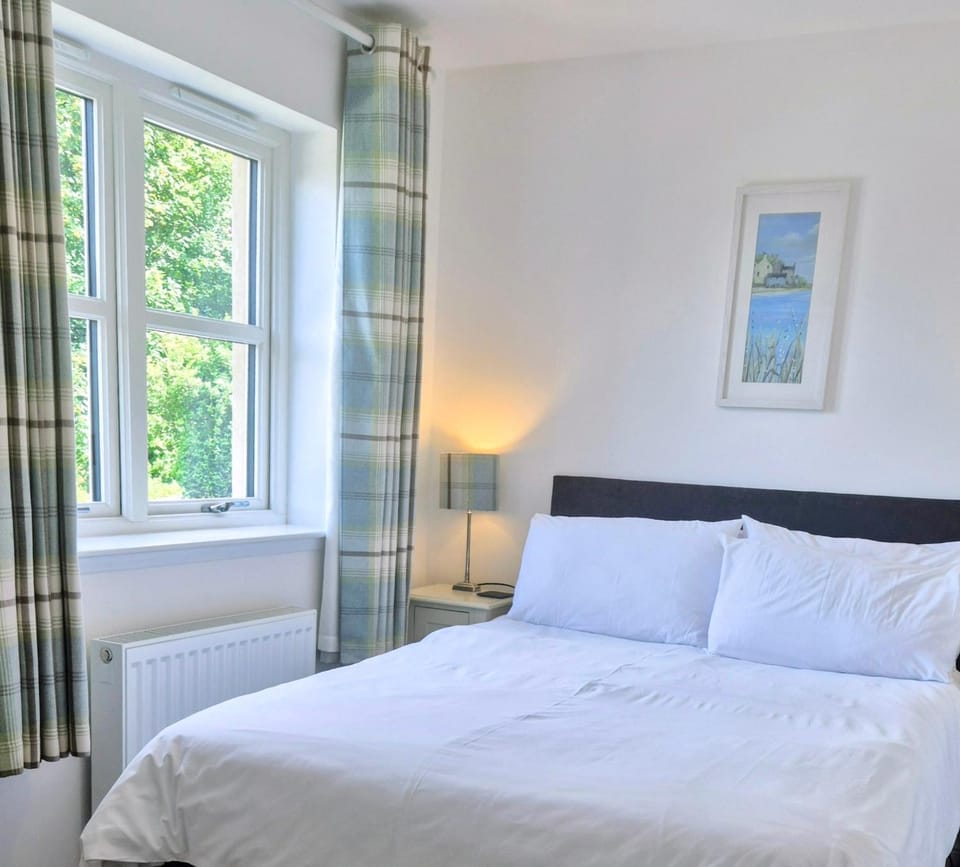 Cromarty Holiday Home 2 Bedroom Cottage with garden near the beach and woodland House in Cromarty