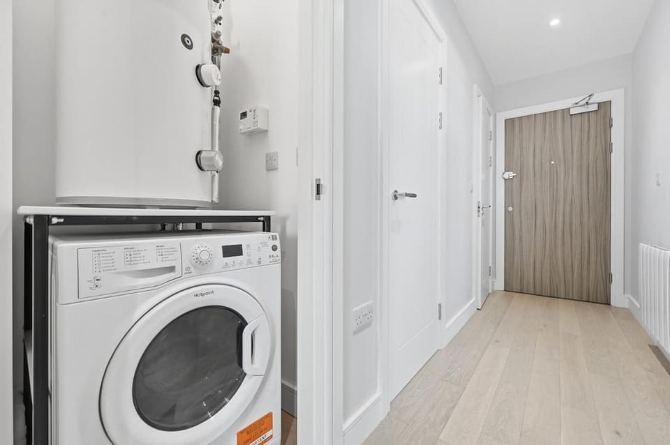 Bright, Modern 1Bed Serviced Apartment inc Parking Apartment in Brentwood