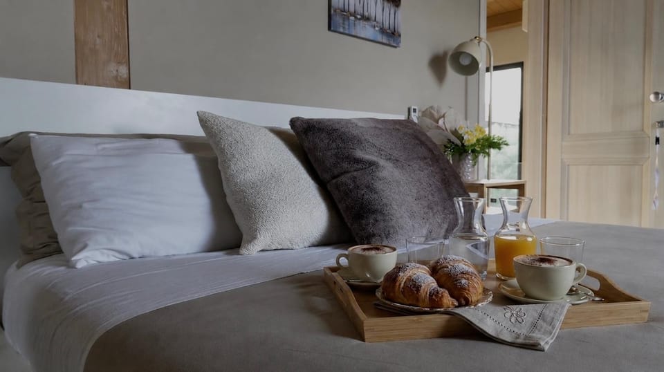 Bed, Food and drinks, Photo of the whole room, Bedroom, Breakfast
