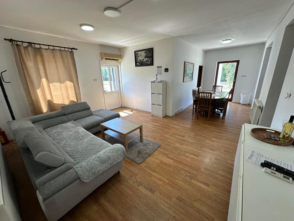 TV and multimedia, Living room, Seating area, air conditioner