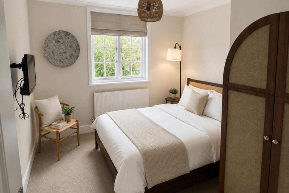 Modern 3 Bed Garden Flat Lewisham Apartment in London Borough of Lewisham