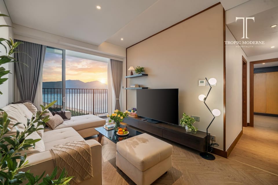 Natural landscape, Living room, Photo of the whole room, Seating area