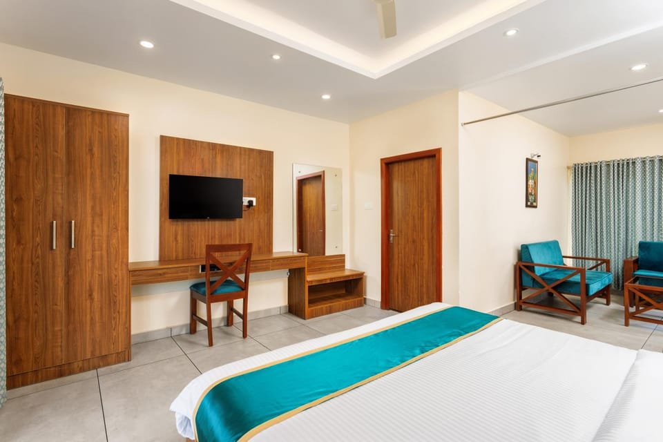 Photo of the whole room, Seating area, Bedroom