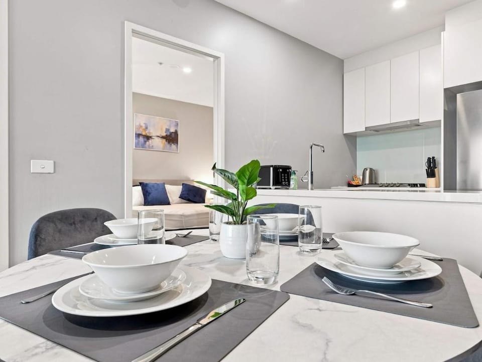 Stunning Sky-High Views - 2BR - Pool & Free Parking Apartment in Southbank