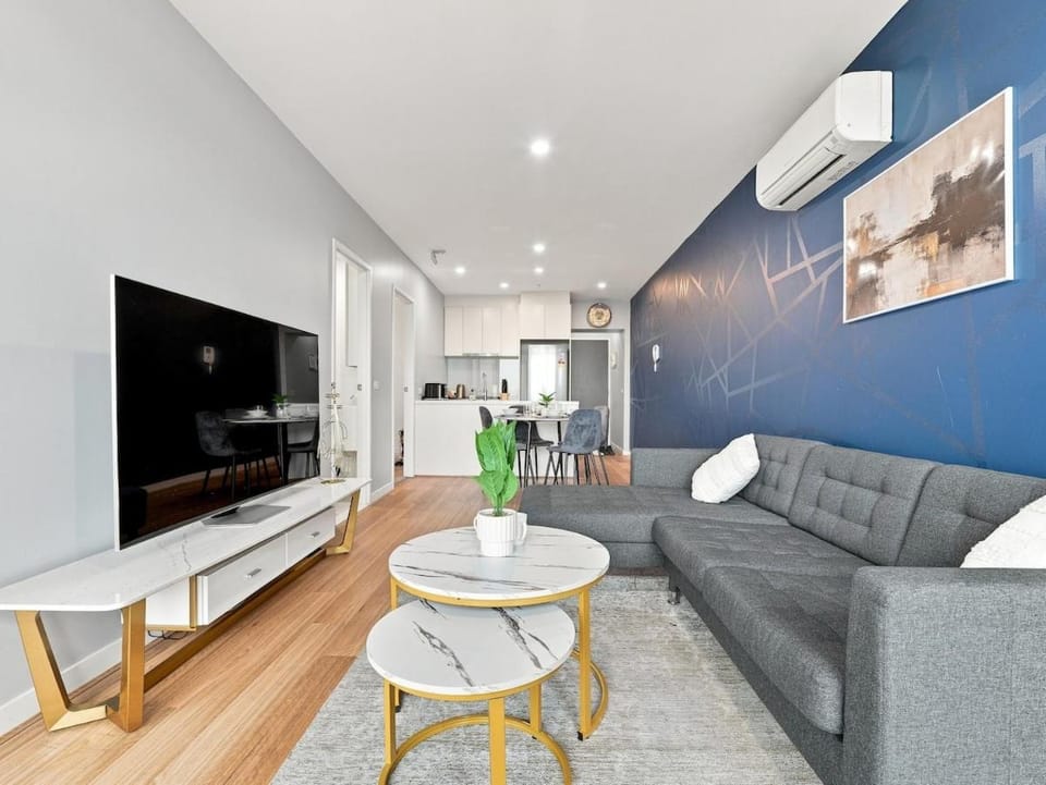 Stunning Sky-High Views - 2BR - Pool & Free Parking Apartment in Southbank