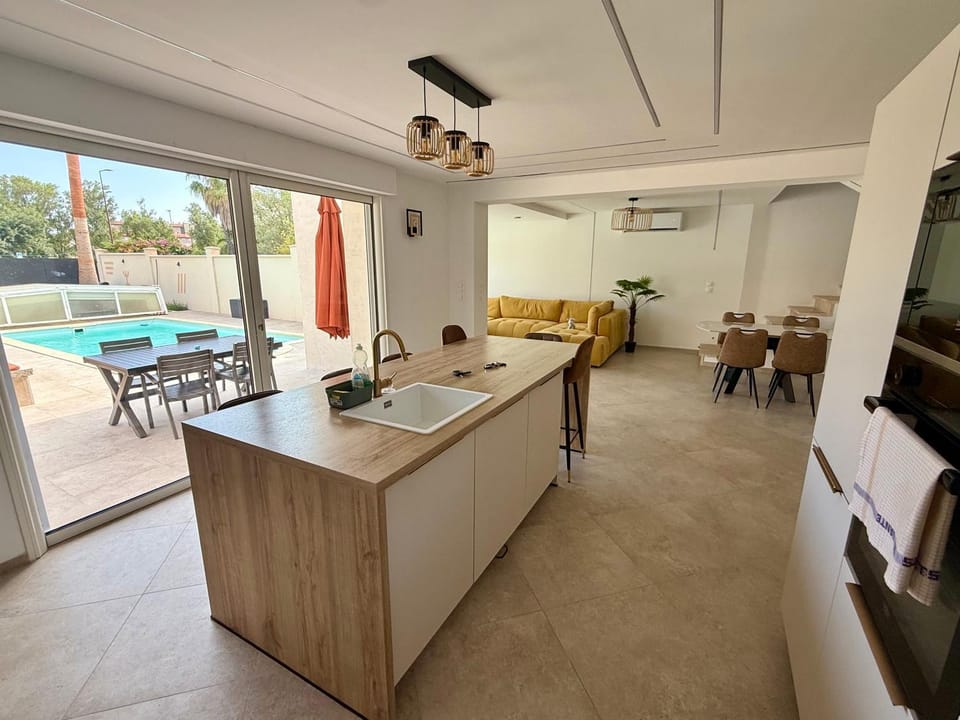 Magnifique villa moderne Piscine privée, À 900m de la mer, 8 couchages, 4 chambres, 2SDB, 2wc, Parking Villa in Saint-Raphael