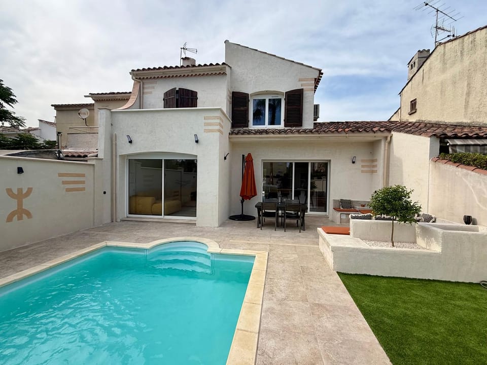 Magnifique villa moderne Piscine privée, À 900m de la mer, 8 couchages, 4 chambres, 2SDB, 2wc, Parking Villa in Saint-Raphael