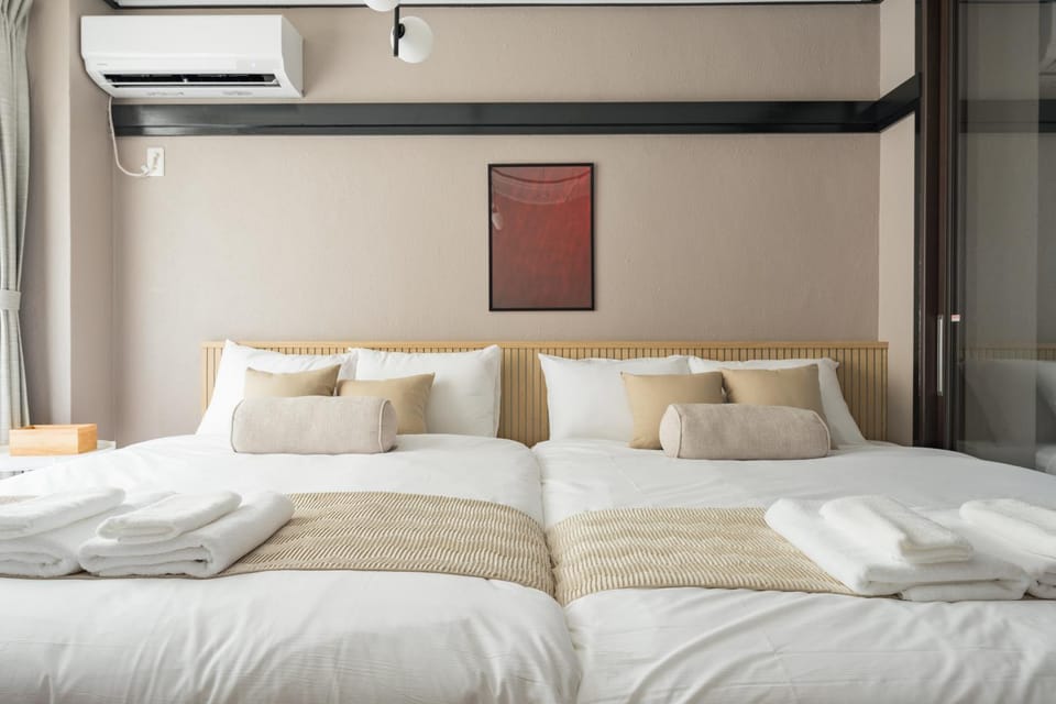 Bed, Bedroom, towels, air conditioner