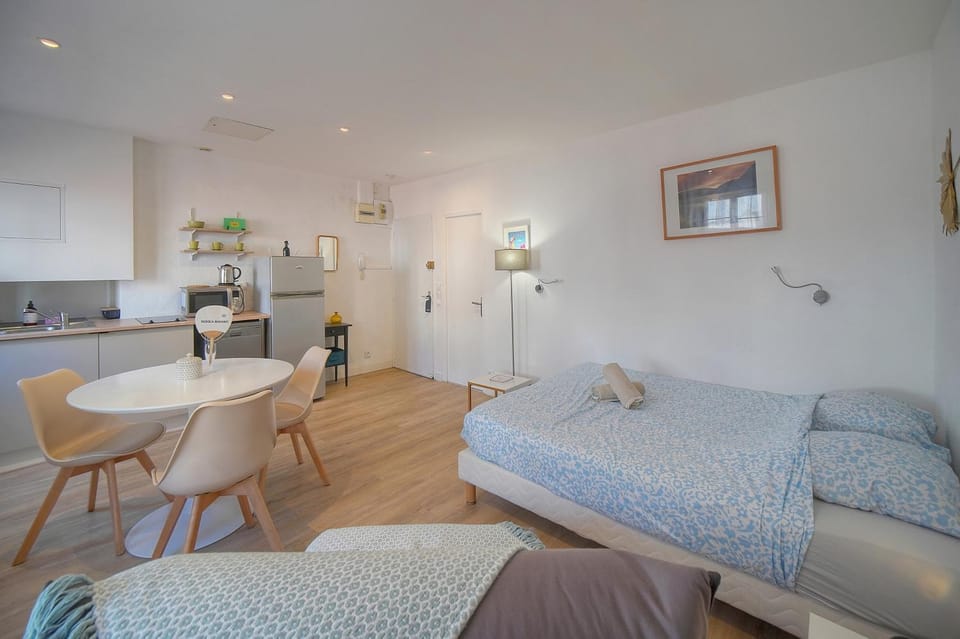 Bed, Kitchen or kitchenette, Living room, Dining area