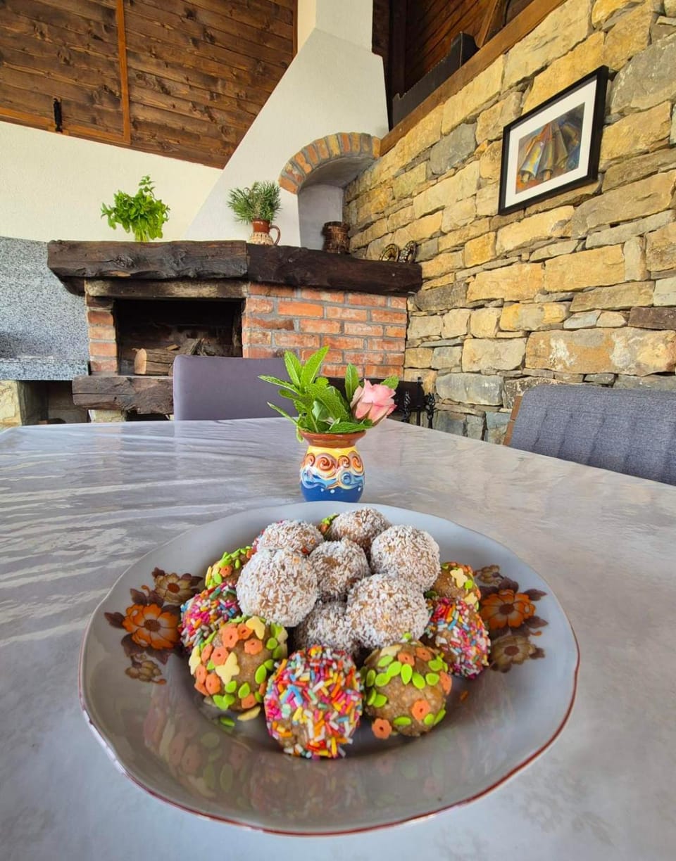 Restaurant/places to eat, Living room, Food and drinks, Seating area, Food, Lunch, Dinner
