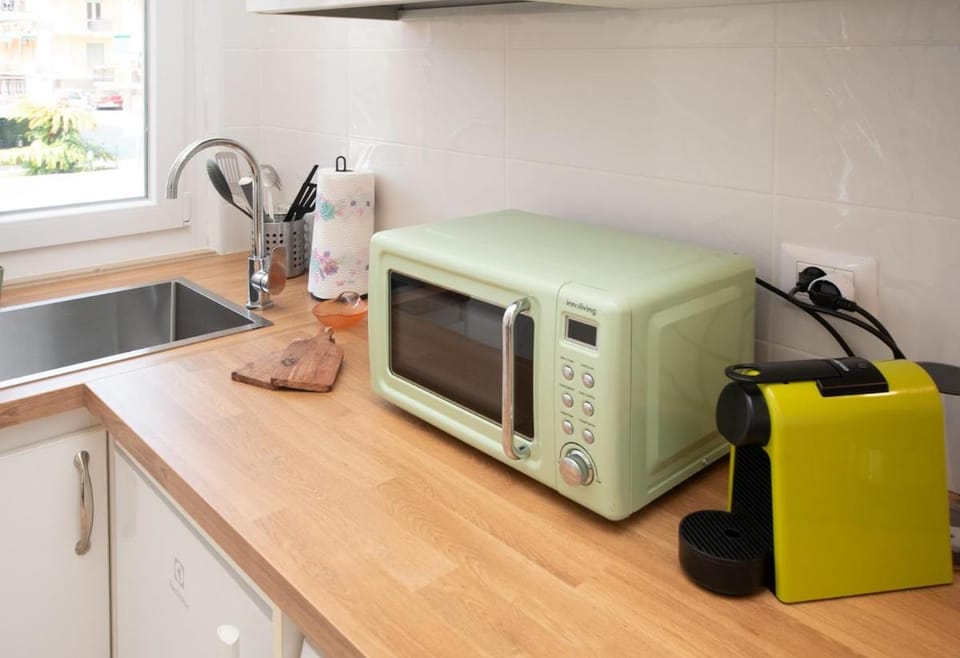 Coffee/tea facilities, Kitchen or kitchenette, stove