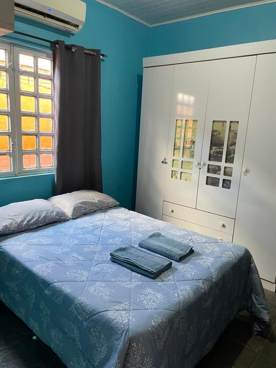 Bed, Bedroom, towels, air conditioner