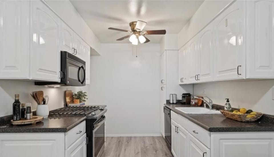 Oceanfront One Bedroom Retreat Near Riviera Village Apartment in Redondo Beach