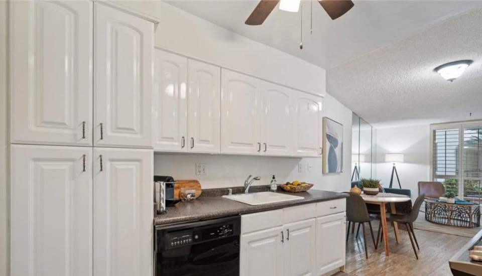 Oceanfront One Bedroom Retreat Near Riviera Village Apartment in Redondo Beach