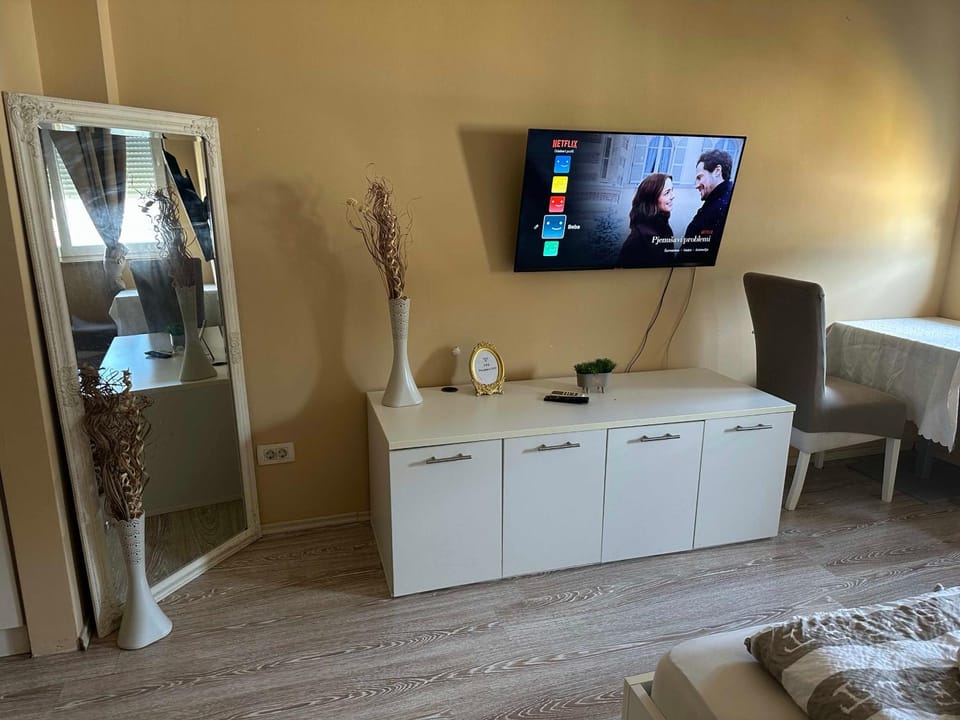 Bed, TV and multimedia, Photo of the whole room, Bedroom