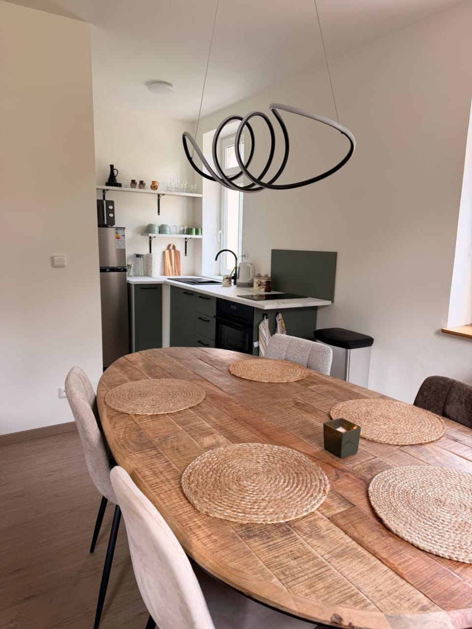 Kitchen or kitchenette, Dining area