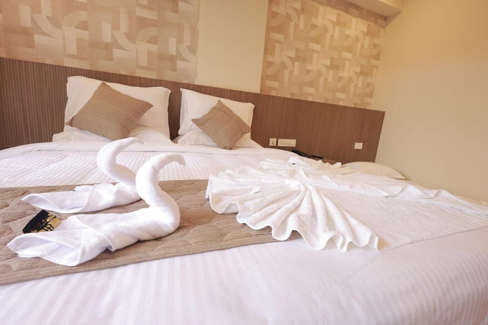 Bed, Photo of the whole room, Bedroom, towels