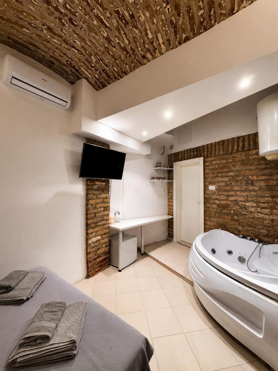 Rustic Jacuzzi apartment Apartment in Belgrade