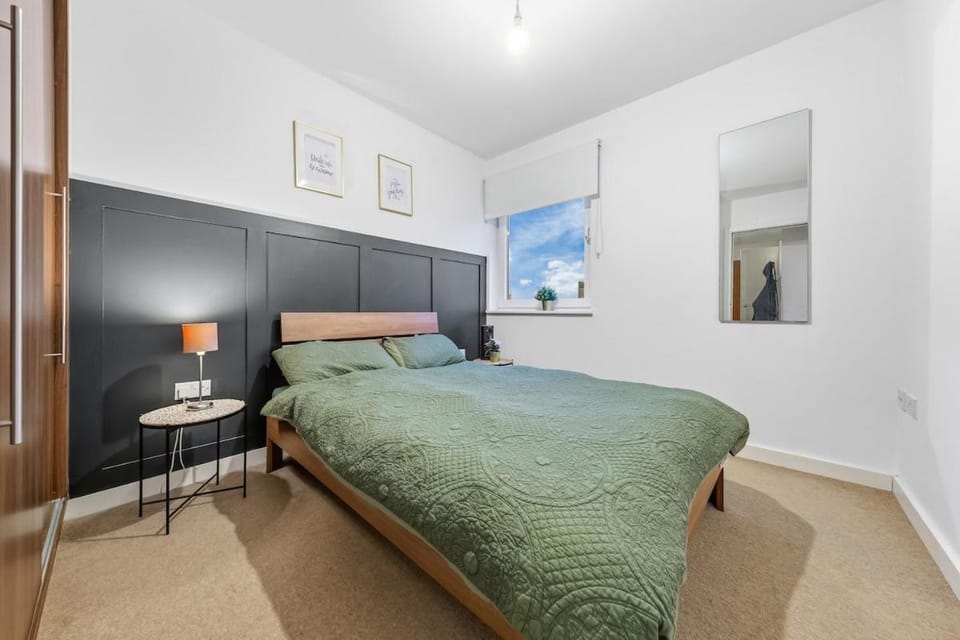 Elegant City Retreat Moments from Canary Wharf Apartment in London Borough of Lewisham